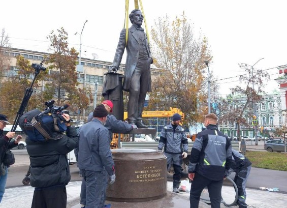 В Саратове устанавливают памятник основателю Радищевского музея Боголюбову